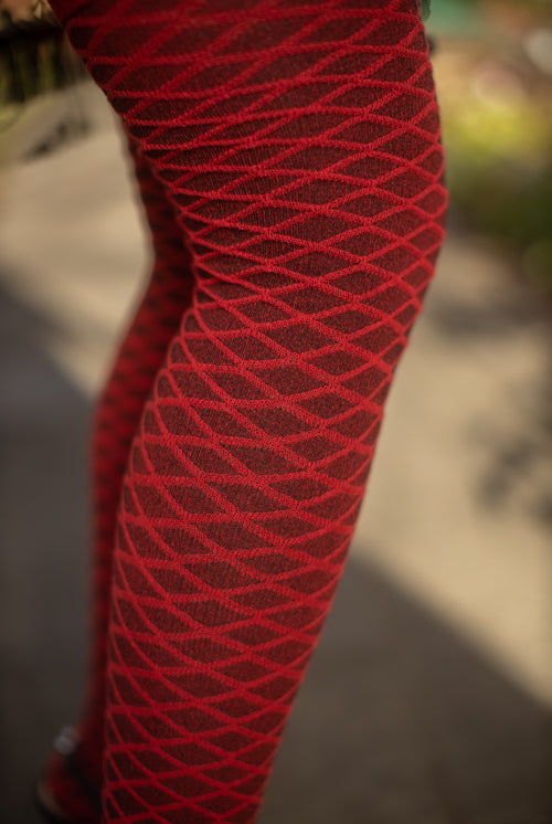 Longer Diamond Wave Extraordinary Socks in red