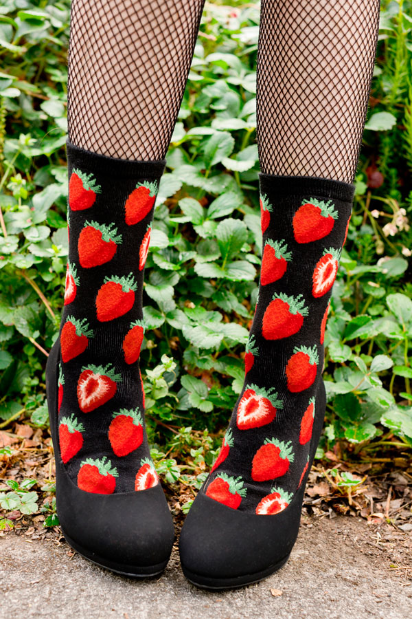 Sweet Strawberries Crew - Black