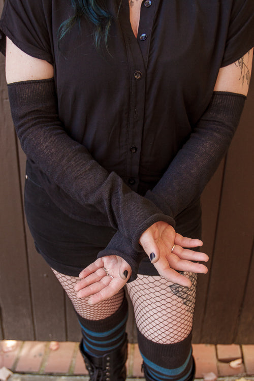 A person wearing longer M sleeves, in black