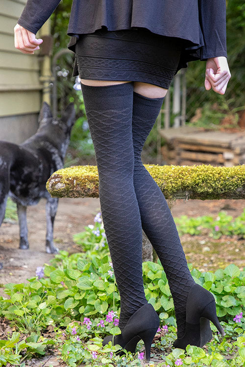 Longer Diamond Wave Extraordinary Socks in black